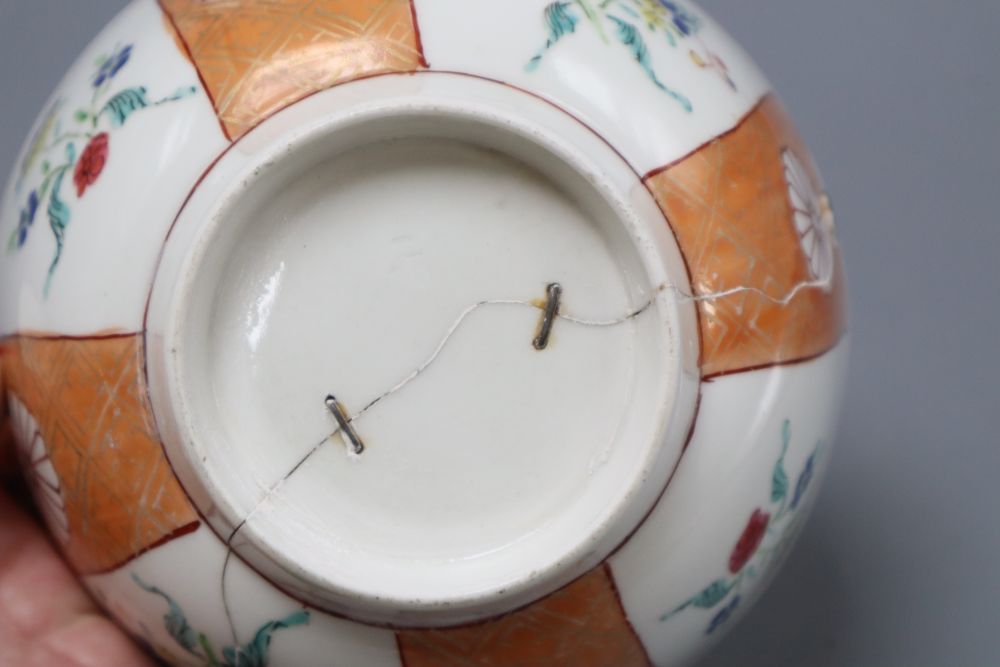 A Japanese Kakiemon bowl and a Worcester Kakiemon-style bowl, tallest 8cm